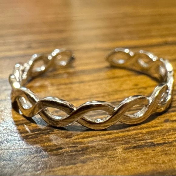 BendéLyon Jewelry - BendéLyon - 925 Sterling Silver. Hand-Made. Pinky Ring. Size: Adjustable (5-9)